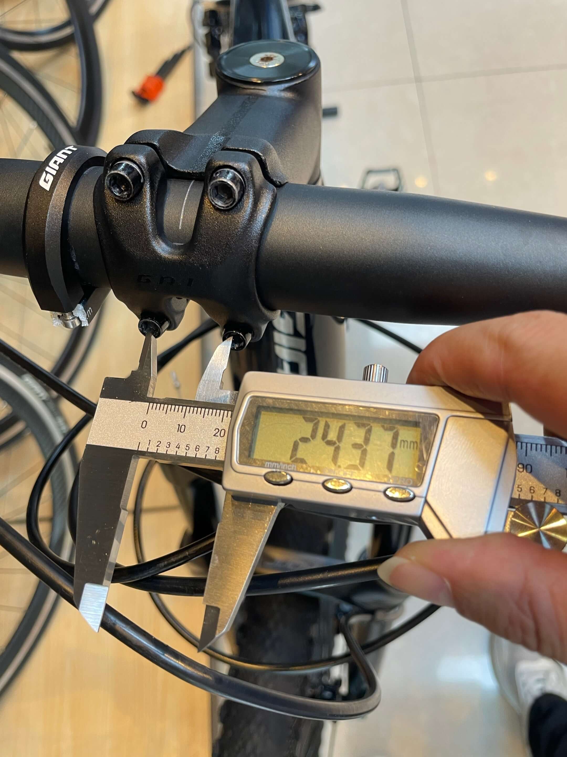 GIANT 3D-Printed Titanium Bike Computer Mount, Samassi Ultra-Light High Strength Bike Mount, Fully Hollowed Design measurement.